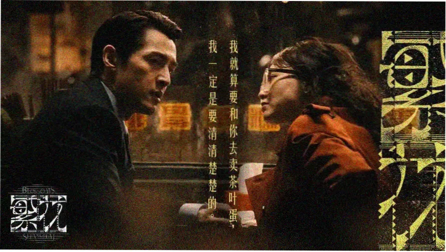 韩国影视城主视觉：沙漠公路旁竖立的翡翠绿路牌与远处取景车队